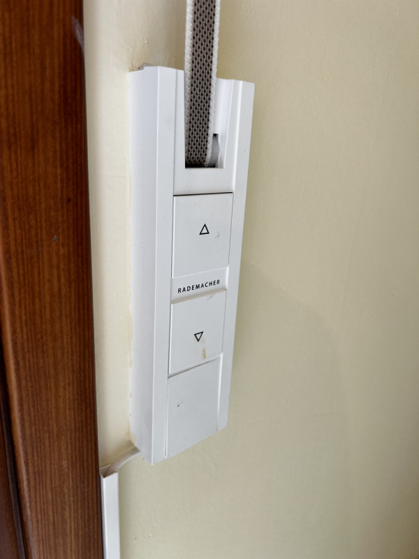 Entrando si trova di fronte l’accesso al bagno e la rampa di scale. Sulla destra si accede a 3 gr...