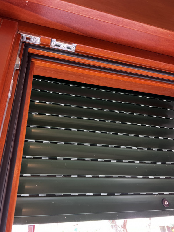 Entrando si trova di fronte l’accesso al bagno e la rampa di scale. Sulla destra si accede a 3 gr...