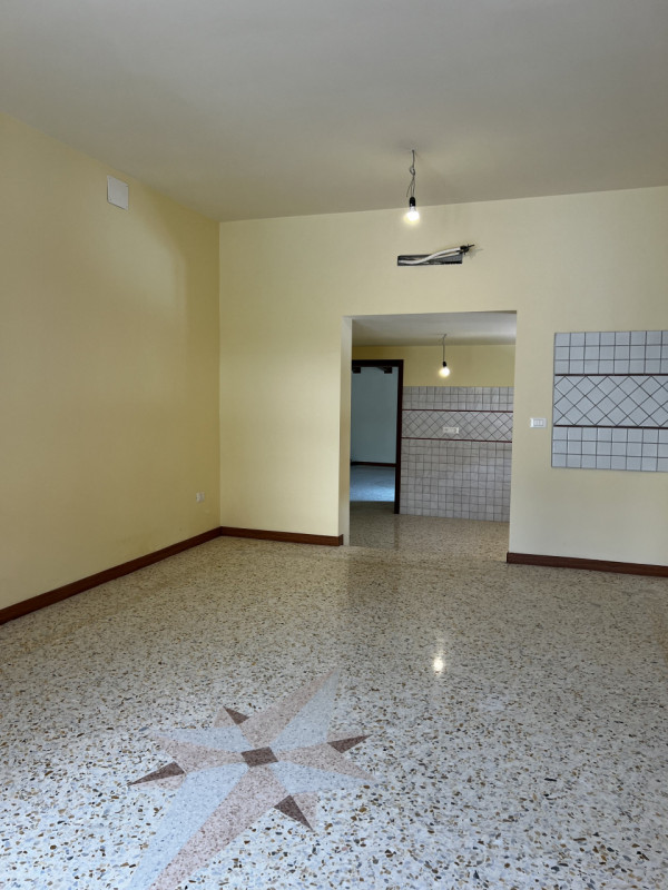 Entrando si trova di fronte l’accesso al bagno e la rampa di scale. Sulla destra si accede a 3 gr...