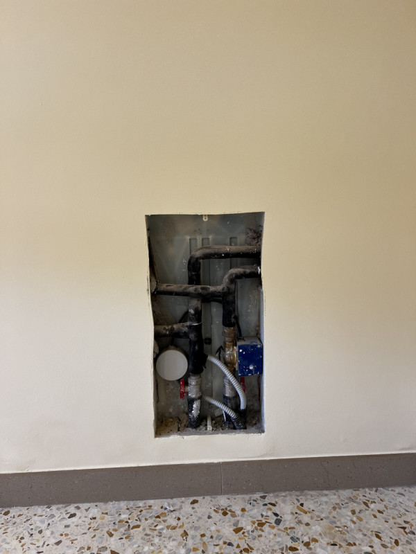 Entrando si trova di fronte l’accesso al bagno e la rampa di scale. Sulla destra si accede a 3 gr...