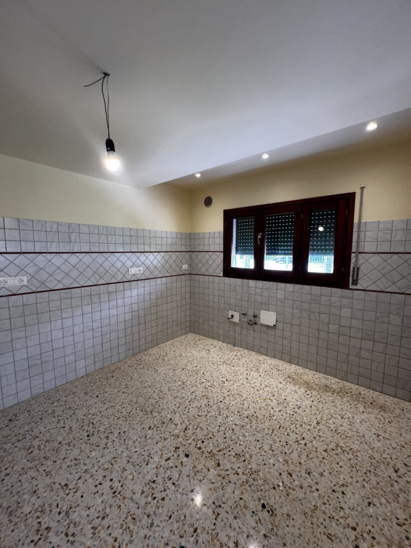 Entrando si trova di fronte l’accesso al bagno e la rampa di scale. Sulla destra si accede a 3 gr...