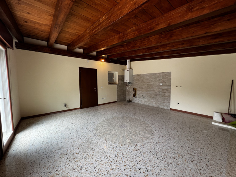 Entrando si trova di fronte l’accesso al bagno e la rampa di scale. Sulla destra si accede a 3 gr...