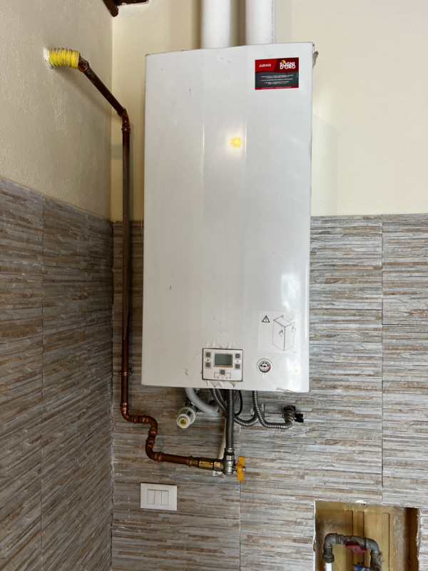 Entrando si trova di fronte l’accesso al bagno e la rampa di scale. Sulla destra si accede a 3 gr...