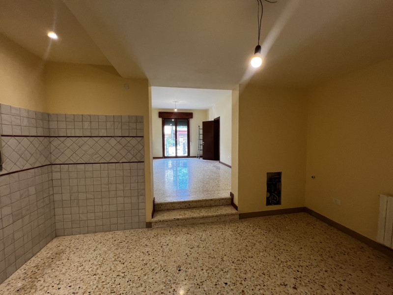 Entrando si trova di fronte l’accesso al bagno e la rampa di scale. Sulla destra si accede a 3 gr...