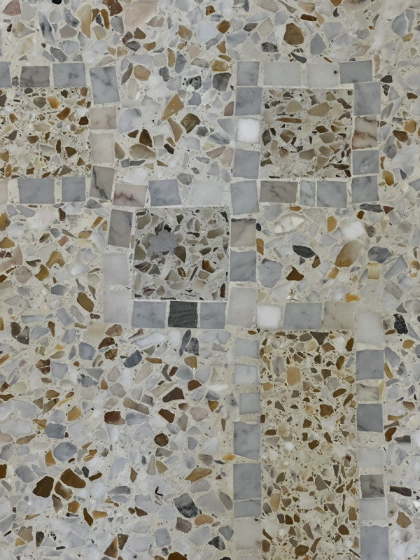 Entrando si trova di fronte l’accesso al bagno e la rampa di scale. Sulla destra si accede a 3 gr...