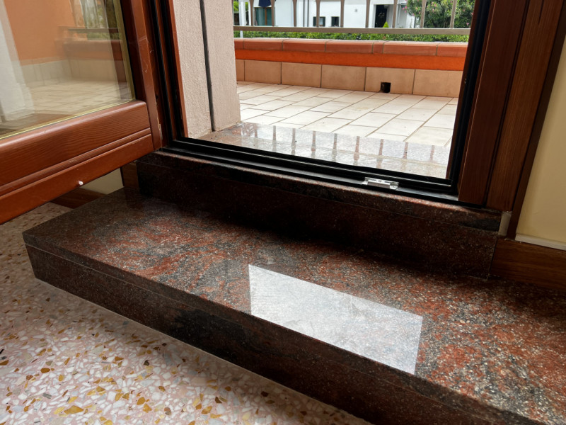 Entrando si trova di fronte l’accesso al bagno e la rampa di scale. Sulla destra si accede a 3 gr...