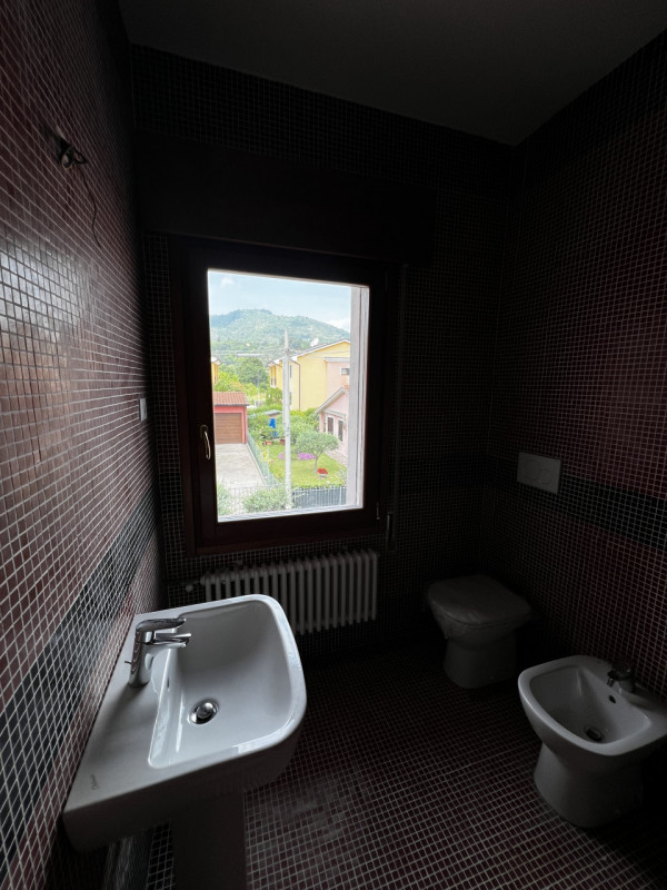 Entrando si trova di fronte l’accesso al bagno e la rampa di scale. Sulla destra si accede a 3 gr...