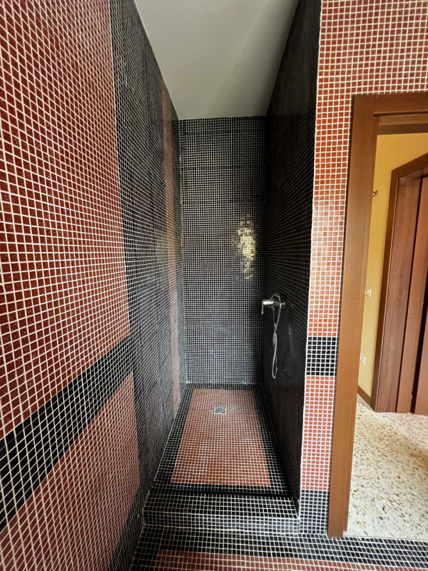 Entrando si trova di fronte l’accesso al bagno e la rampa di scale. Sulla destra si accede a 3 gr...