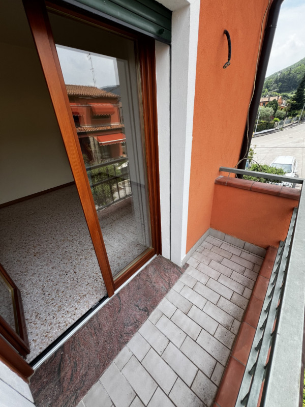 Entrando si trova di fronte l’accesso al bagno e la rampa di scale. Sulla destra si accede a 3 gr...