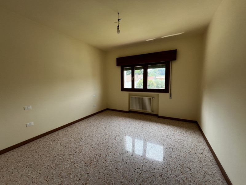 Entrando si trova di fronte l’accesso al bagno e la rampa di scale. Sulla destra si accede a 3 gr...