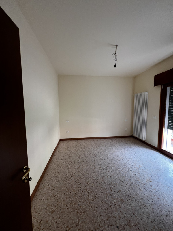 Entrando si trova di fronte l’accesso al bagno e la rampa di scale. Sulla destra si accede a 3 gr...