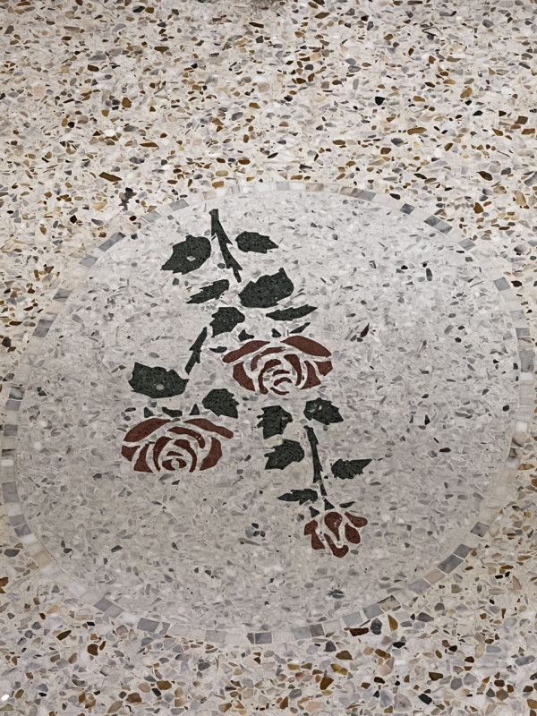 Entrando si trova di fronte l’accesso al bagno e la rampa di scale. Sulla destra si accede a 3 gr...