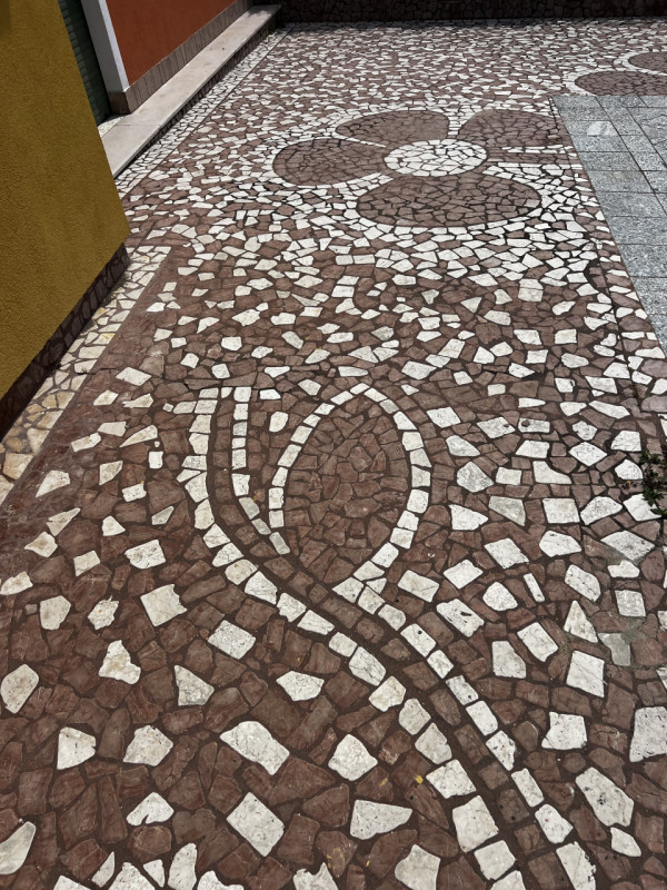 Entrando si trova di fronte l’accesso al bagno e la rampa di scale. Sulla destra si accede a 3 gr...