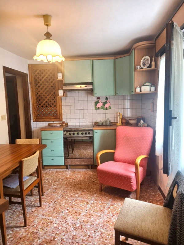 In zona Oliero di sopra a 3 minuti dal centro di Valstagna, 
abitazione cielo terra di buona metr...