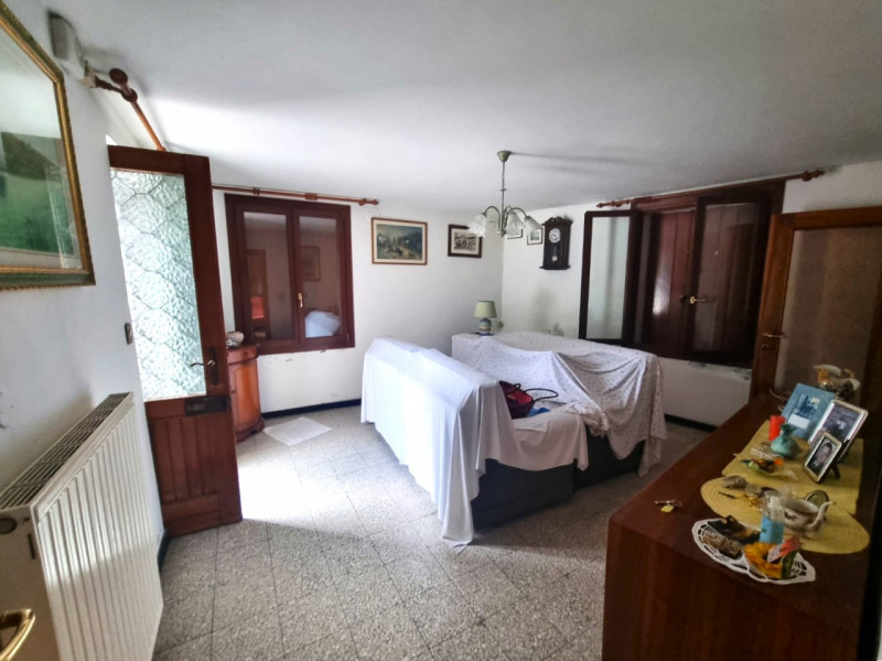 In zona Oliero di sopra a 3 minuti dal centro di Valstagna, 
abitazione cielo terra di buona metr...