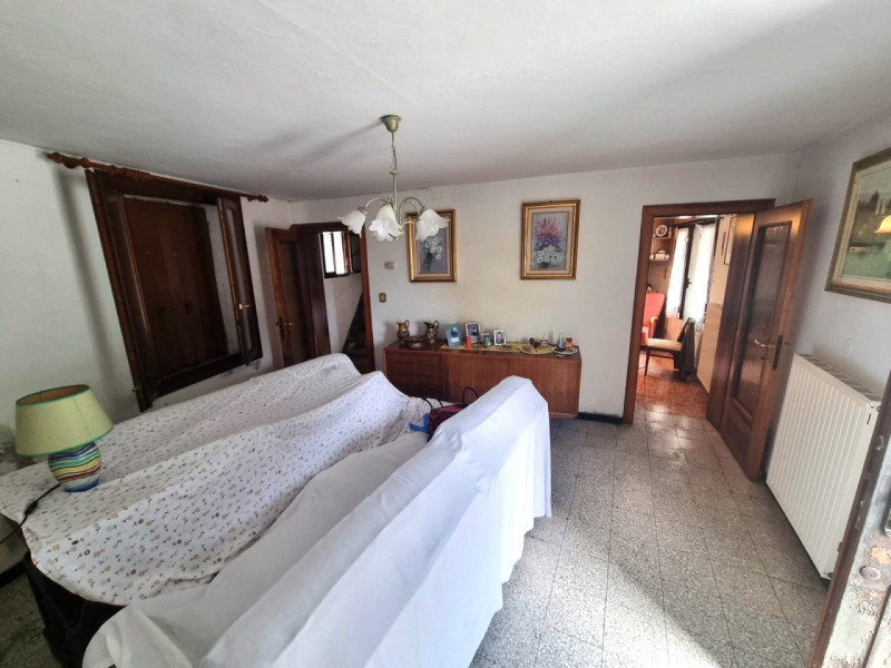 In zona Oliero di sopra a 3 minuti dal centro di Valstagna, 
abitazione cielo terra di buona metr...