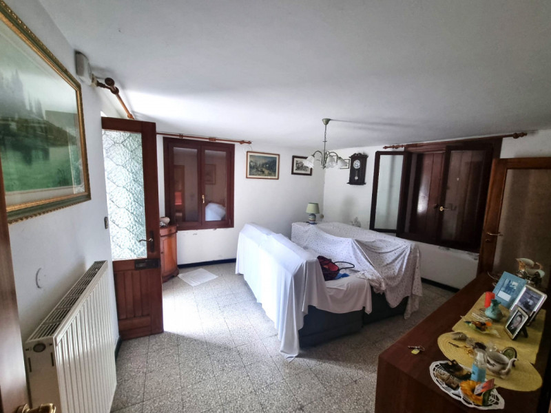 In zona Oliero di sopra a 3 minuti dal centro di Valstagna, 
abitazione cielo terra di buona metr...