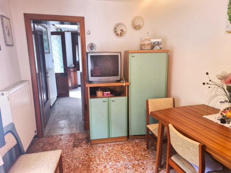 In zona Oliero di sopra a 3 minuti dal centro di Valstagna, 
abitazione cielo terra di buona metr...