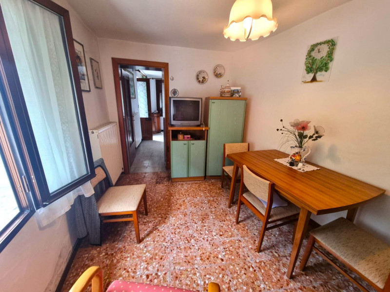 In zona Oliero di sopra a 3 minuti dal centro di Valstagna, 
abitazione cielo terra di buona metr...