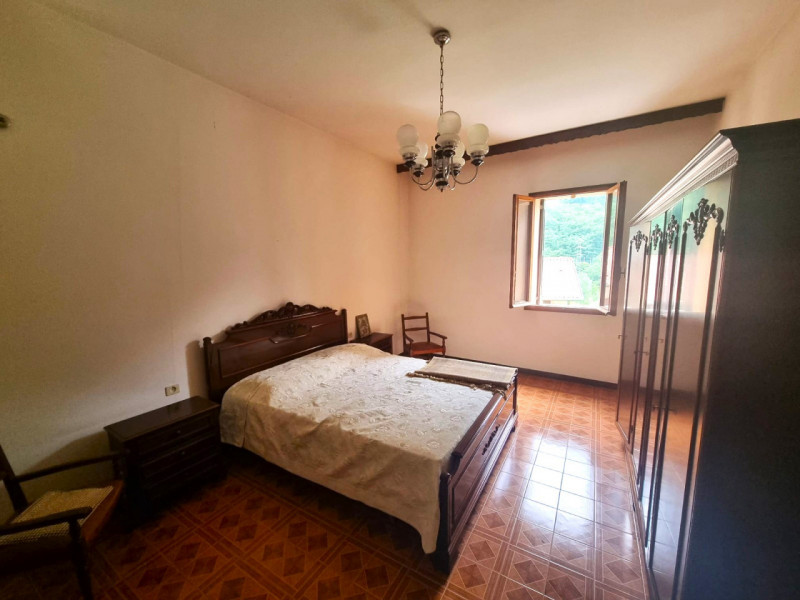 In zona Oliero di sopra a 3 minuti dal centro di Valstagna, 
abitazione cielo terra di buona metr...