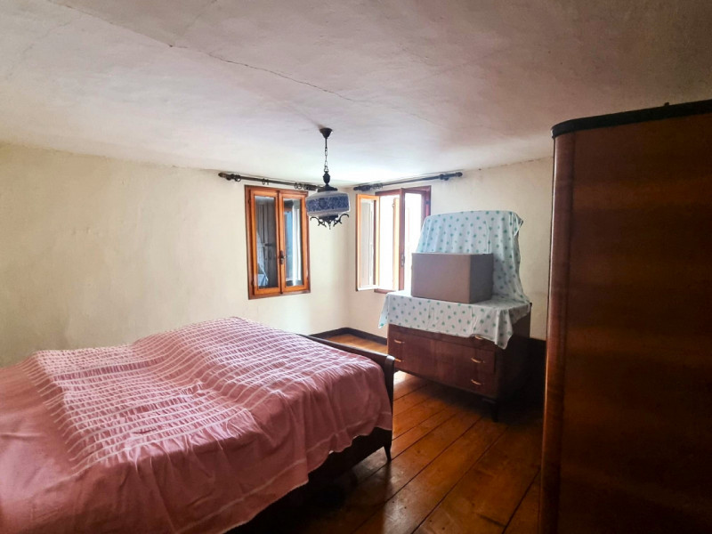 In zona Oliero di sopra a 3 minuti dal centro di Valstagna, 
abitazione cielo terra di buona metr...