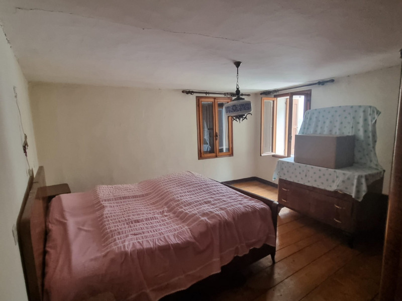 In zona Oliero di sopra a 3 minuti dal centro di Valstagna, 
abitazione cielo terra di buona metr...