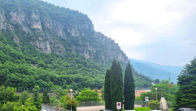 In zona Oliero di sopra a 3 minuti dal centro di Valstagna, 
abitazione cielo terra di buona metr...