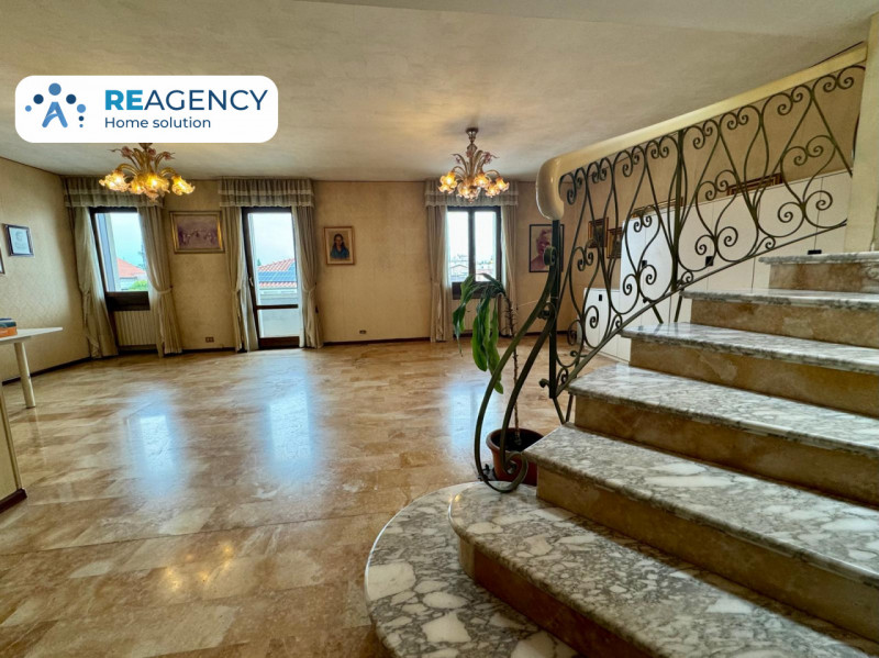 VICENZA, ZONA SANTA BERTILLA

Stai cercando un appartamento attico dagli ampi spazi e con terrazz...