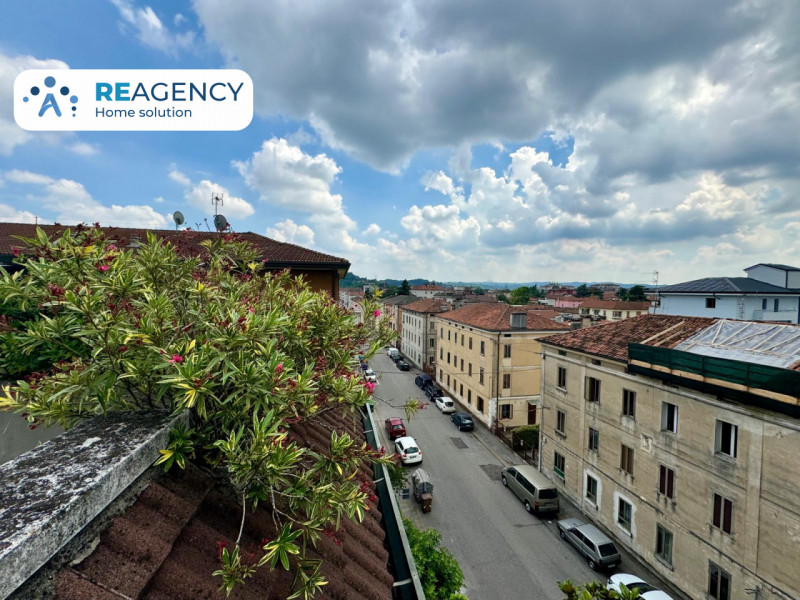 VICENZA, ZONA SANTA BERTILLA

Stai cercando un appartamento attico dagli ampi spazi e con terrazz...