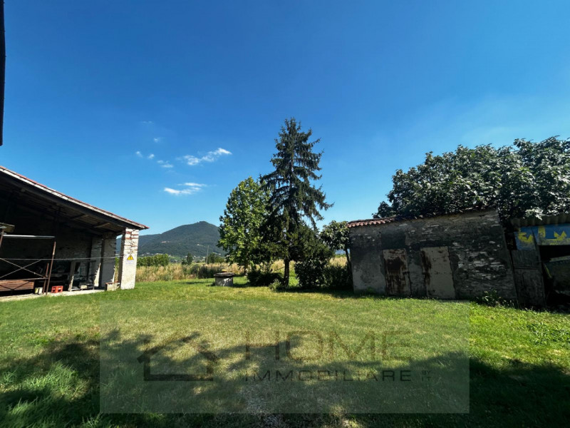 Immerso nel verde della pianura vendesi fabbricato rurale uso abitazione per mq 160 su due piani,...