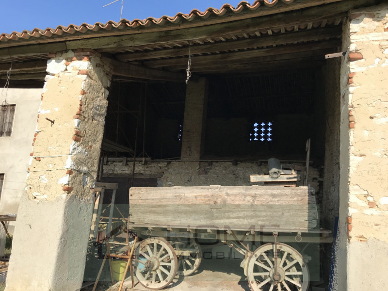 Immerso nel verde della pianura vendesi fabbricato rurale uso abitazione per mq 160 su due piani,...