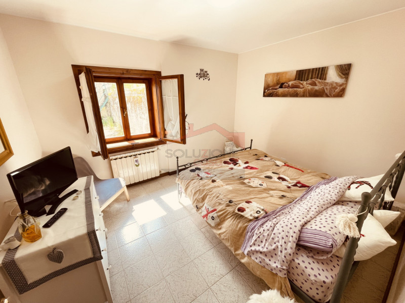 A Cesuna, nel suggestivo Villaggio dei Fiori, proponiamo delizioso appartamento quadrilocale con ...