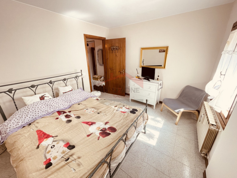 A Cesuna, nel suggestivo Villaggio dei Fiori, proponiamo delizioso appartamento quadrilocale con ...