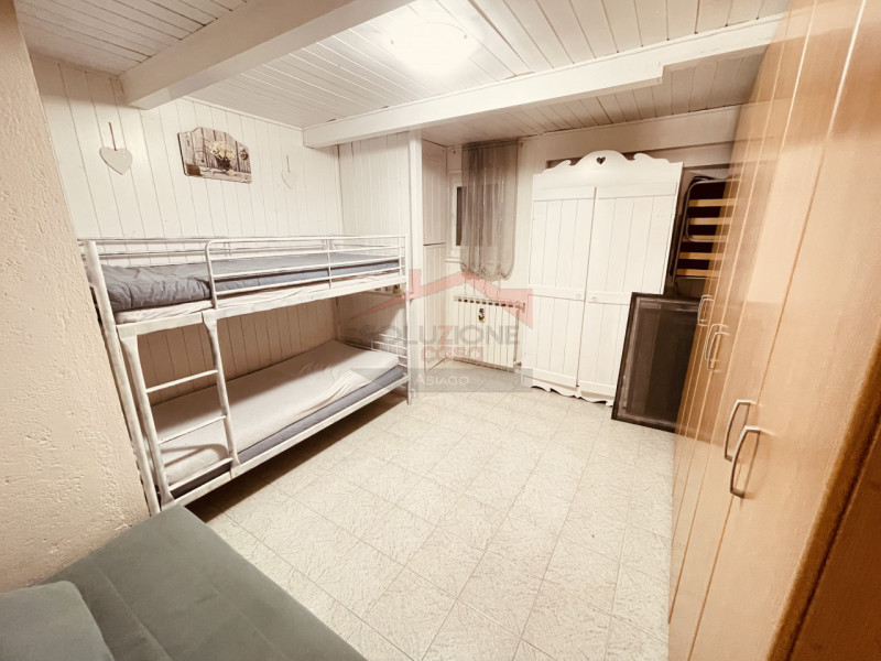 A Cesuna, nel suggestivo Villaggio dei Fiori, proponiamo delizioso appartamento quadrilocale con ...