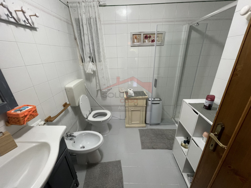 A Cesuna, nel suggestivo Villaggio dei Fiori, proponiamo delizioso appartamento quadrilocale con ...