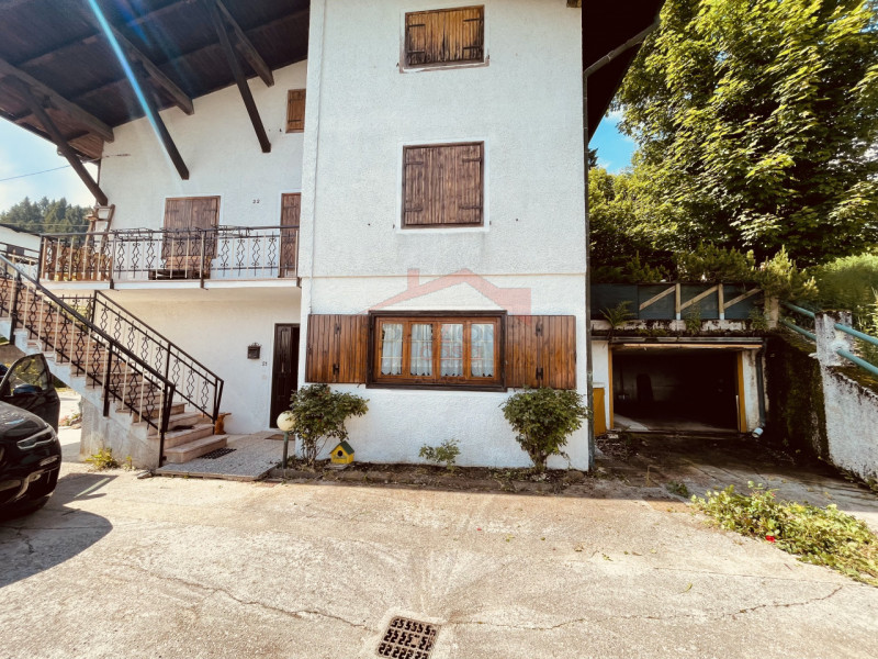 A Cesuna, nel suggestivo Villaggio dei Fiori, proponiamo delizioso appartamento quadrilocale con ...