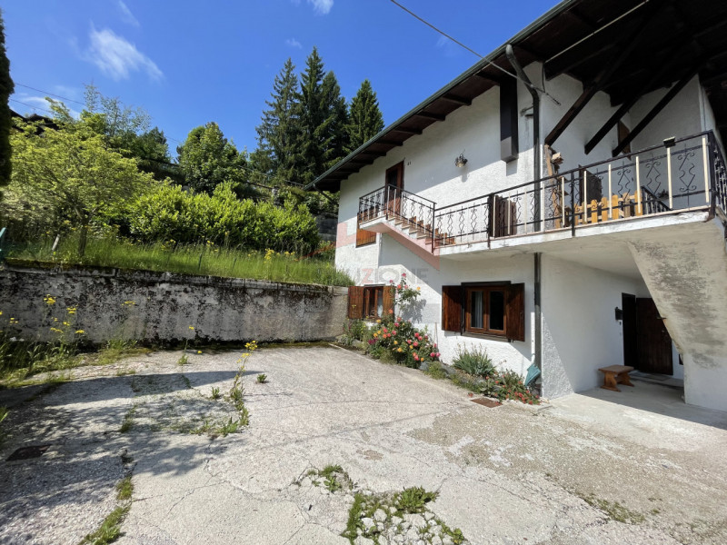 A Cesuna, nel suggestivo Villaggio dei Fiori, proponiamo delizioso appartamento quadrilocale con ...