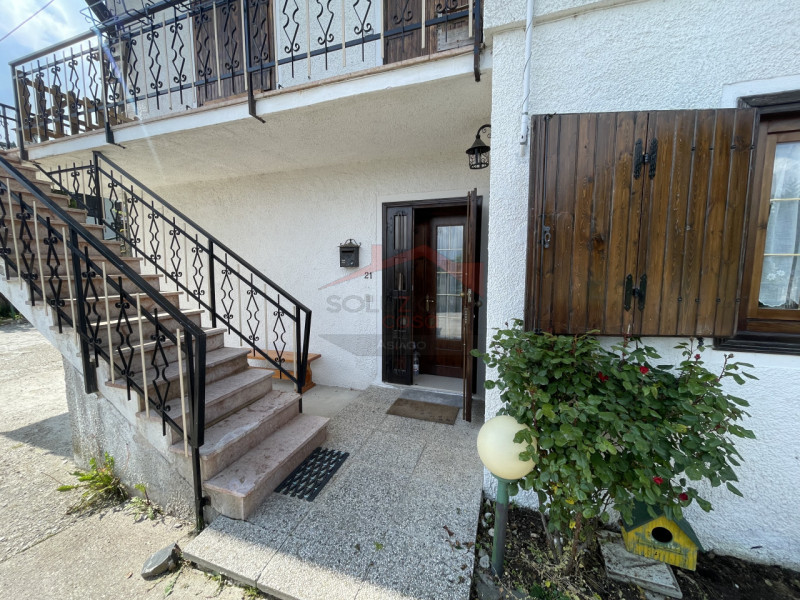 A Cesuna, nel suggestivo Villaggio dei Fiori, proponiamo delizioso appartamento quadrilocale con ...