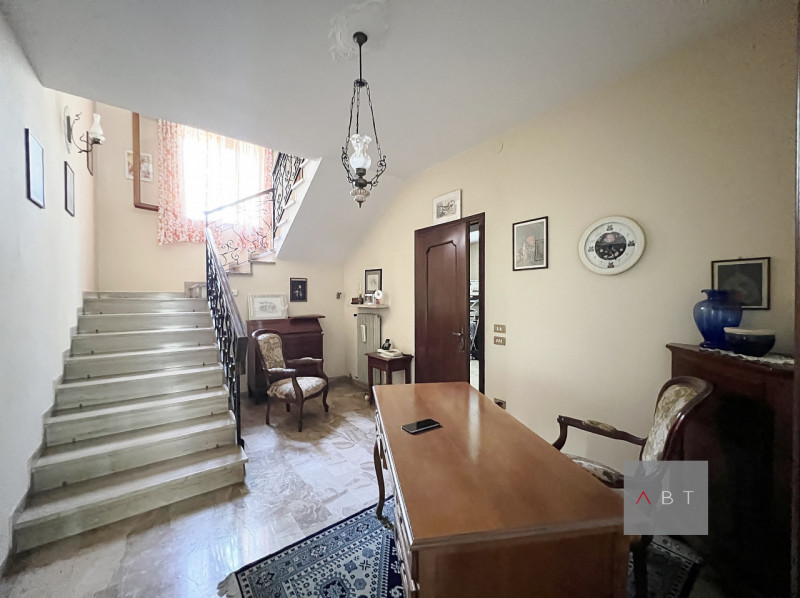 Situata a circa 700 m dal centro paese, casa singola composta di: ingresso, due cucine, soggiorno...