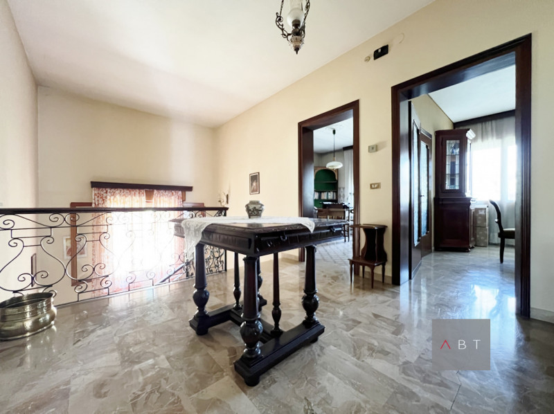 Situata a circa 700 m dal centro paese, casa singola composta di: ingresso, due cucine, soggiorno...