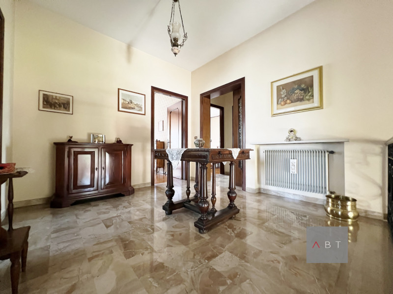 Situata a circa 700 m dal centro paese, casa singola composta di: ingresso, due cucine, soggiorno...