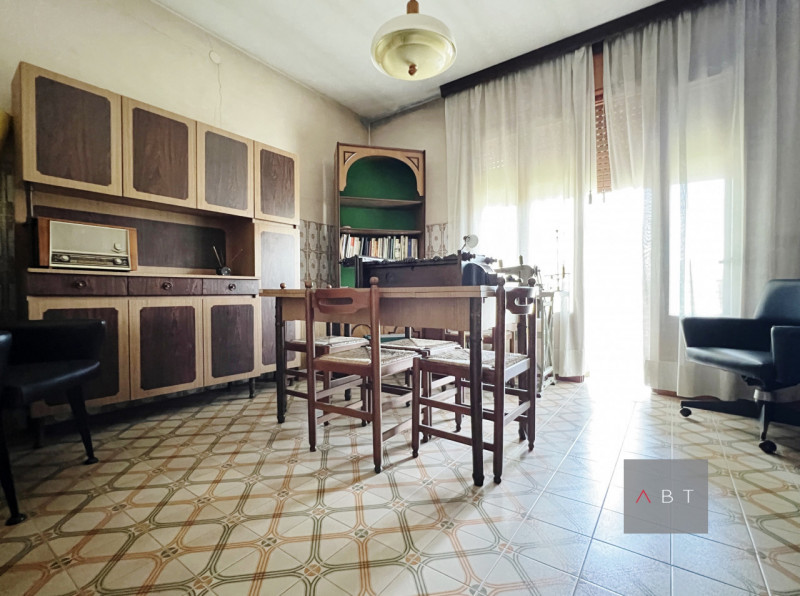 Situata a circa 700 m dal centro paese, casa singola composta di: ingresso, due cucine, soggiorno...