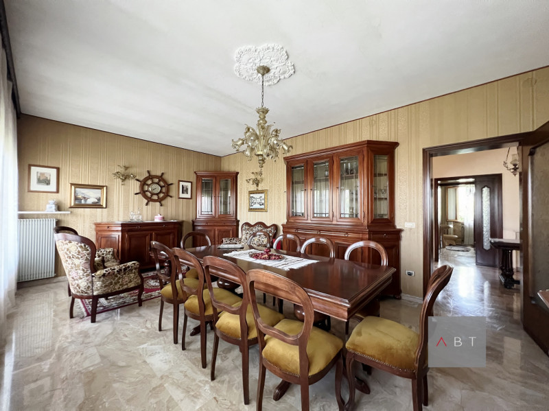 Situata a circa 700 m dal centro paese, casa singola composta di: ingresso, due cucine, soggiorno...