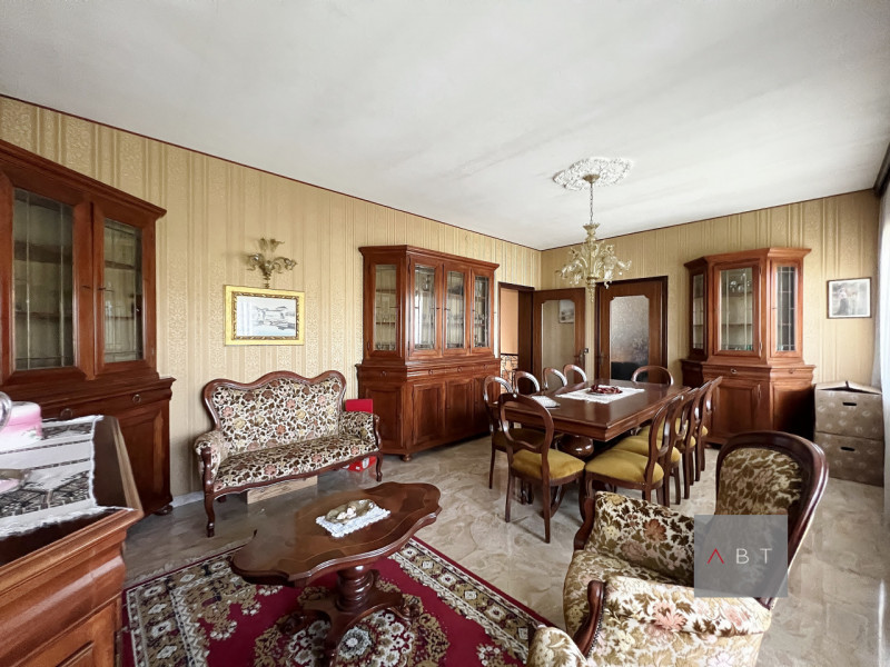 Situata a circa 700 m dal centro paese, casa singola composta di: ingresso, due cucine, soggiorno...