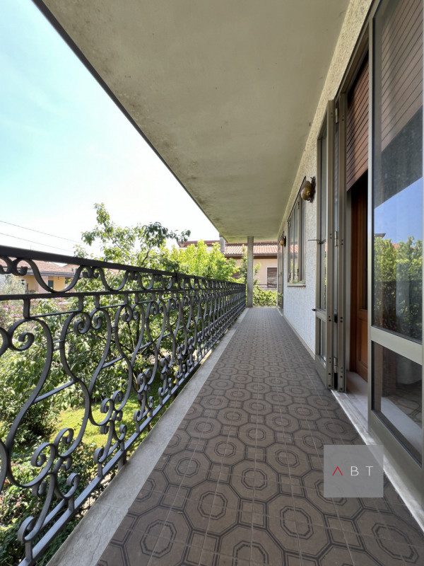 Situata a circa 700 m dal centro paese, casa singola composta di: ingresso, due cucine, soggiorno...