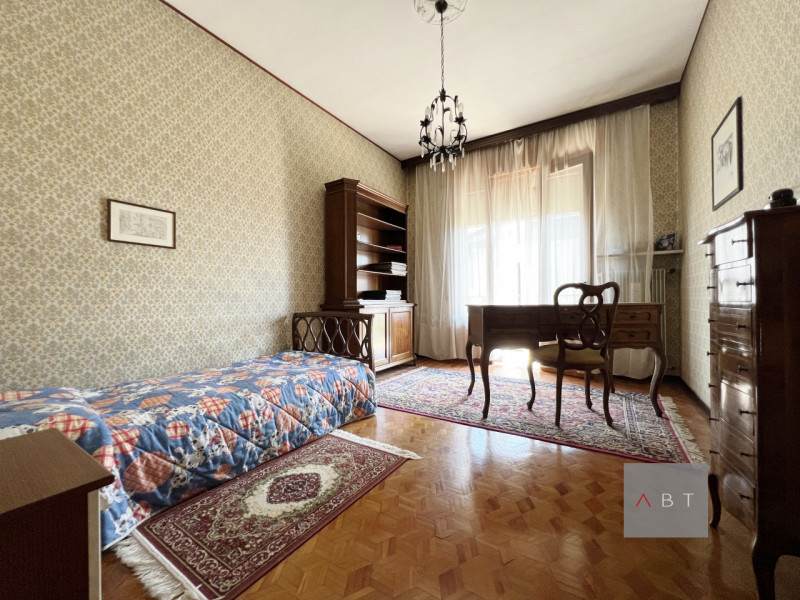 Situata a circa 700 m dal centro paese, casa singola composta di: ingresso, due cucine, soggiorno...