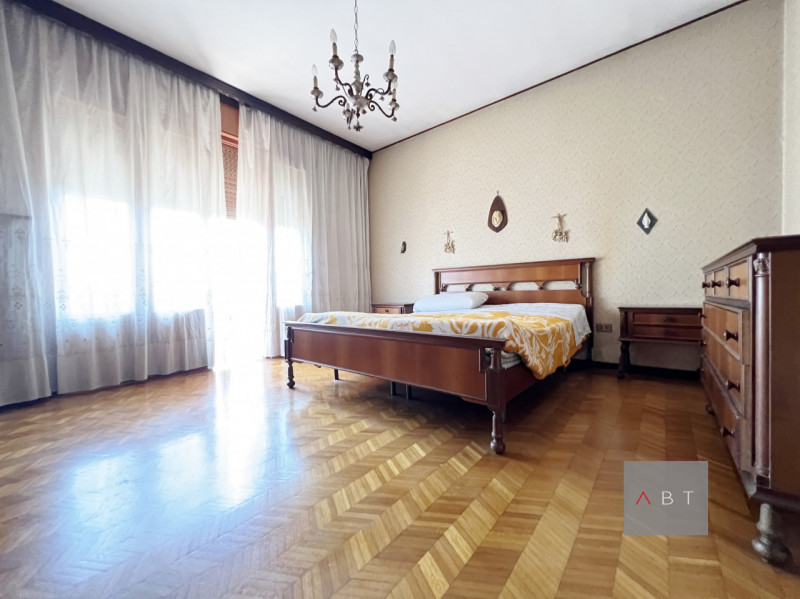 Situata a circa 700 m dal centro paese, casa singola composta di: ingresso, due cucine, soggiorno...