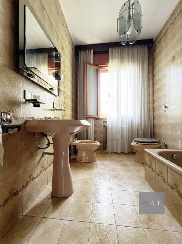 Situata a circa 700 m dal centro paese, casa singola composta di: ingresso, due cucine, soggiorno...