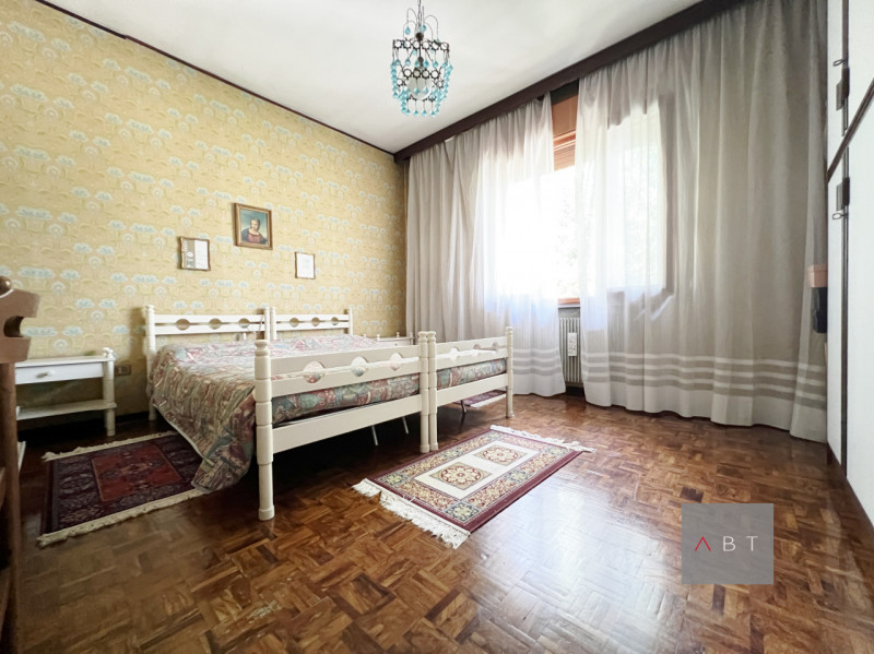 Situata a circa 700 m dal centro paese, casa singola composta di: ingresso, due cucine, soggiorno...