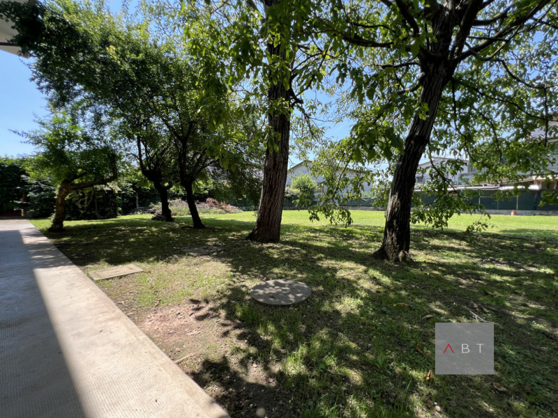 Situata a circa 700 m dal centro paese, casa singola composta di: ingresso, due cucine, soggiorno...